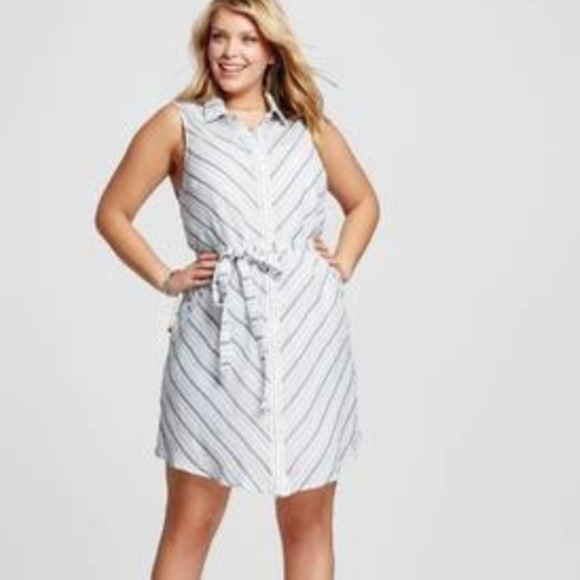 Sleeveless Button Down Dress - Picture 2 of 6